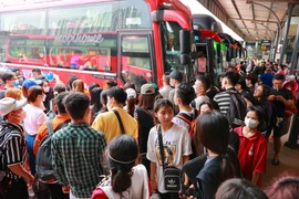 Dịp nghỉ lễ 304 và 1/5 năm nay trùng với ngày nghỉ Giỗ Tổ Hùng Vương 10/3 Âm lịch nên người lao động trên cả nước được nghỉ lễ kéo dài 5 ngày. (Ảnh: Tá Hiển/Vietnam+)