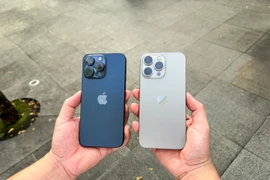 Sáng 22/9, bộ tứ iPhone 15 đã chính thức được mở bán trên toàn thế giới. Như thường lệ, mẫu iPhone 15 Pro Max luôn xếp đầu bảng về mức độ quan tâm cũng như đặt mua từ người dùng. (Ảnh: PV/Vietnam+)