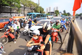 Theo ghi nhận của phóng viên báo Điện tử VietnamPlus, khoảng 14 giờ 30 ngày 3/5 tại các bến xe và cửa ngõ Thủ đô đông đúc người dân quay trở lại sau kỳ nghỉ lễ kéo dài 5 ngày. (Ảnh: Hoài Nam/Vietnam+)