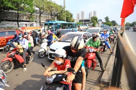 Theo ghi nhận của phóng viên báo Điện tử VietnamPlus, khoảng 14 giờ 30 ngày 3/5 tại các bến xe và cửa ngõ Thủ đô đông đúc người dân quay trở lại sau kỳ nghỉ lễ kéo dài 5 ngày. (Ảnh: Hoài Nam/Vietnam+)