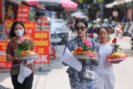 Ngày hôm nay 22/8 tức ngày 7/7 Âm lịch được coi là ngày 'Valentine châu Á'. Người Việt Nam thì quan niệm đây là ngày Thất Tịch, là ngày 'ông ngâu bà ngâu' hay ngày của lứa đôi. (Ảnh: Minh Sơn/Vietnam+)