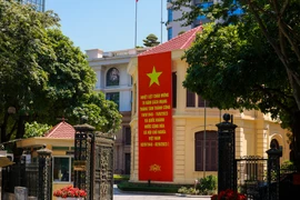 Nhân dịp kỷ niệm 78 năm Quốc khánh 2/9, Hà Nội như được thay một chiếc 'áo mới' với tông màu đỏ vàng rực rỡ. (Ảnh: Minh Sơn/Vietnam+)