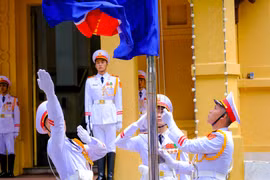 Nhân dịp kỷ niệm 56 năm Ngày thành lập Hiệp hội các quốc gia Đông Nam Á (ASEAN) và kỷ niệm 28 năm Ngày Việt Nam gia nhập ASEAN, sáng 8/8 Bộ Ngoại giao đã tổ chức trang trọng Lễ thượng cờ ASEAN năm 2023. (Ảnh: Minh Sơn/Vietnam+) 
