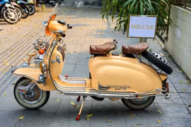 Nhắc đến Lambretta, nhiều người cảm thấy bồi hồi bởi lẽ nó là một mẫu xe của Ý đã từng nổi đình nổi đám tại Việt Nam cách đây hơn 70 năm. (Ảnh: Quỳnh Anh/Vietnam+)