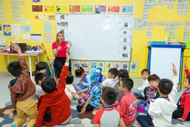 Sáng ngày 11/3, hơn 400 phụ huynh và học sinh đã có mặt tại ngôi trường màu hồng tại số 4-6 Chùa Bộc để tham gia Ngày hội trải nghiệm và học thử 'Một ngày làm học sinh TH School.' Đây là lần đầu tiên trong lịch sử TH School đón số lượng khách đông như vậy