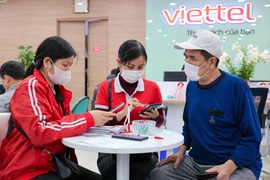 Điểm giao dịch của Viettel Telecom thời điểm 9 giờ sáng. (Ảnh: Minh Sơn/Vietnam+)