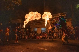 Cứ mỗi độ Rằm tháng Tám, đường làng, ngõ xóm thôn Cao Hạ (xã Đức Giang, huyện Hoài Đức, Hà Nội) lại rộn ràng không khí Tết Trung thu. (Ảnh: Minh Sơn/Vietnam+) 