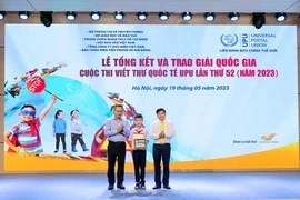 Nam sinh Đào Khương Duy giành Giải Nhất cuộc thi viết thư quốc tế UPU lần thứ 52. (Ảnh: Minh Sơn/Vietnam+)
