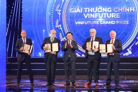 Các nhà khoa học đoạt giải thưởng cao nhất VinFuture 2022. (Ảnh: Minh Sơn/Vietnam+)