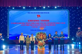 Những lẵng hoa tươi thắm được gửi đến đại diện cựu Thanh niên xung phong tình nguyện tháng 8 Thủ đô. (Ảnh: Phương Mai/Vietnam+)