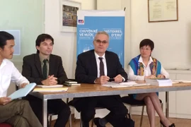 Ông Rémi Genevey, Giám đốc AFD (người thứ hai bên phải) giới thiệu về Liên hoan phim. (Ảnh: PV/Vietnam+)