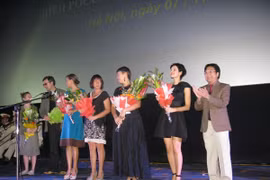 Thứ trưởng Bộ Văn hóa, Thể thao và Du lịch Vương Duy Biên (ngoài cùng bên phải) tặng hoa cho các đạo diễn, diễn viên có phim chiếu tại "Những ngày phim Nga tại Việt Nam." (Ảnh: PV/Vietnam+)