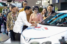 VinFast Auto giới thiệu dòng xe ô tô điện tay lái nghịch đầu tiên của mình tại Indonesia