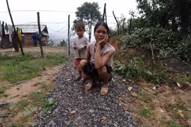 Mẹ con chị Hồ Thị Vi (cách hiện trường vụ sạt lở khoảng 1km) xúc động khi nhắc lại kỷ niệm của những chiến sỹ Đoàn Kinh tế Quốc phòng 337 đối với người dân thôn Cợp. (Ảnh: Quốc Dũng/TTXVN)