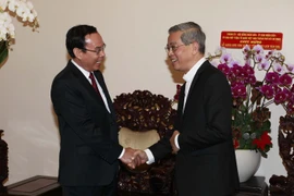 Bí thư Thành ủy Nguyễn Văn Nên thăm hỏi, chúc mừng Giáng sinh và năm mới Tổng Giám mục giáo phận Thành phố Hồ Chí Minh Nguyễn Năng. (Ảnh: Thanh Vũ/TTXVN)