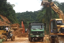 Các đơn vị thi công đưa các phương tiện, máy móc khẩn trương xử lý khu vực sạt lở trên Quốc lộ 2, đoạn từ thành phố Hà Giang đi huyện Vị Xuyên. (Ảnh: Minh Tâm/TTXVN)