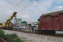 Huy động các lực lượng, phương tiện để khẩn trương Khắc phục sự cố tàu trật bánh làm lật 2 toa tại Hà Nam. (Ảnh: Thanh Tuấn/TTXVN)