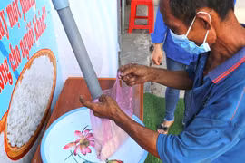 Những hạt gạo nghĩa tình sẽ giúp bà con gặp khó khăn vượt qua giai đoạn gian nan của đại dịch. (Ảnh: Thế Anh/TTXVN)