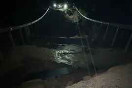 Đoạn đường bị sụt lún tại Quốc lộ 26. (Ảnh: TTXVN phát)