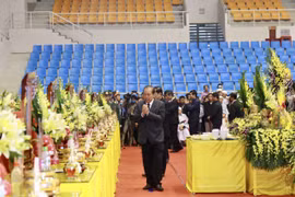 Phó Thủ tướng Thường trực Chính phủ Trương Hòa Bình dẫn đầu đoàn đại biểu vào viếng các liệt sỹ. (Ảnh: Hồ Cầu/TTXVN) 