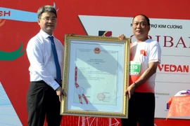 Trao bằng chứng nhận chỉ dẫn địa lý tỏi Lý Sơn cho chính quyền và nhân dân huyện Lý Sơn. (Ảnh: Lê Ngọc Phuớc/TTXVN)