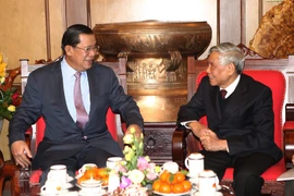 Thủ tướng Campuchia Samdech Techo Hun Sen đến chào nguyên Tổng Bí thư Lê Khả Phiêu nhân chuyến thăm chính thức Việt Nam, ngày 27/12/2013, tại Hà Nội. (Ảnh: Doãn Tấn/TTXVN) 