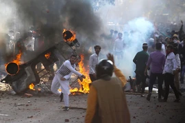 Người biểu tình phản đối Luật Quốc tịch sửa đổi (CAA) đốt phá các phương tiện giao thông tại New Delhi, Ấn Độ, ngày 24/2/2020. (Ảnh: THX/TTXVN)