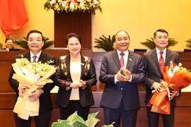 Chủ tịch Quốc hội Nguyễn Thị Kim Ngân và Thủ tướng Nguyễn Xuân Phúc tặng hoa chúc mừng ông Chu Ngọc Anh và ông Lê Minh Hưng đã hoàn thành nhiệm vụ Quốc hội giao và chuyển sang đảm nhiệm vị trí công tác mới. (Ảnh: Trọng Đức/TTXVN)