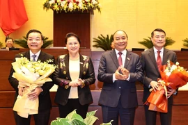 Chủ tịch Quốc hội Nguyễn Thị Kim Ngân và Thủ tướng Nguyễn Xuân Phúc tặng hoa chúc mừng ông Chu Ngọc Anh và ông Lê Minh Hưng đã hoàn thành nhiệm vụ Quốc hội giao và chuyển sang đảm nhiệm vị trí công tác mới. (Ảnh: Trọng Đức/TTXVN)