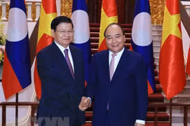 Thủ tướng Nguyễn Xuân Phúc tiếp song phương Thủ tướng Lào Thongloun Sisoulith nhân dịp sang Việt Nam dự Hội nghị Diễn đàn Kinh tế thế giới (WEF) về ASEAN 2018. (Ảnh: Thống Nhất/TTXVN)