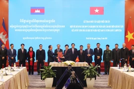 Phó Thủ tướng, Bộ trưởng Bộ Ngoại giao Phạm Bình Minh trao văn kiện phê chuẩn Hiệp ước bổ sung năm 2019 và Nghị định thư phân giới cắm mốc biên giới đất liền giữa Việt Nam và Campuchia cho Đại sứ Campuchia tại Việt Nam Chay Navuth. (Ảnh: Lâm Khánh/TTXVN)