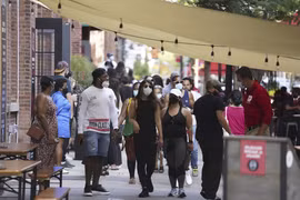 Người dân đeo khẩu trang phòng dịch COVID-19 tại New York, Mỹ ngày 7/9/2020. (Nguồn: THX/TTXVN)