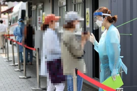 Người dân chờ xét nghiệm COVID-19 tại Seoul, Hàn Quốc ngày 17/8/2020. (Nguồn: Yonhap/ TTXVN)