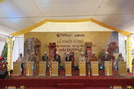 Các đại biểu thực hiện nghi thức khởi công dự án. (Ảnh: Tiến Vĩnh/TTXVN)