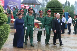 Lãnh đạo tỉnh Bình Phước trang trọng tổ chức lễ truy điệu và an táng 10 hài cốt liệt sỹ tại nghĩa trang liệt sỹ Bình Phước. (Ảnh: Sỹ Tuyên/TTXVN)