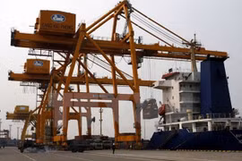 Bốc xếp hàng hóa tại cảng Hải Phòng. (Ảnh: Phạm Hậu/TTXVN)