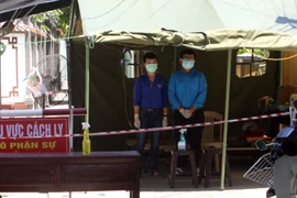 Lực lượng chức năng kiểm soát tại các con đường ra vào địa bàn khu Tổ 5, khu phố Mỹ Đông, phường An Mỹ (thành phố Tam Kỳ). (Ảnh: Trịnh Bang Nhiệm/TTXVN)