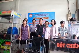 Ban vận động vì người nghèo quận 11 trao tặng phương tiện sinh kế cho hộ nghèo, hộ cận nghèo tại địa phương. (Ảnh: Đinh Hằng/TTXVN)