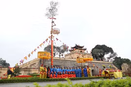 Dựng cây nêu tại khu vực sân Đoan môn. (Ảnh: Thanh Tùng/TTXVN)