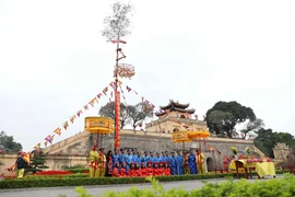 Dựng cây nêu tại khu vực sân Đoan môn. (Ảnh: Thanh Tùng/TTXVN)