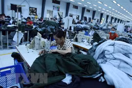 Công nhân sản xuất các mặt hàng may mặc xuất khẩu tại Công ty trách nhiệm hữu hạn Kydo Việt Nam (Khu Công nghiệp Phố nối A, Hưng Yên). (Ảnh: Phạm Kiên/TTXVN)