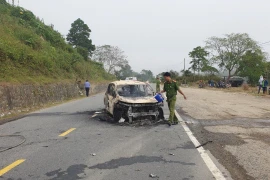 Lực lượng chức năng điều tra nguyên nhân vụ nổ xe tại hiện trường. (Ảnh: Đoàn Hữu Trung/TTXVN)