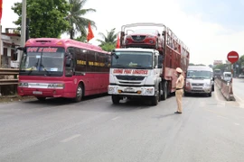 Lực lượng Cảnh sát giao thông điều tiết tại nút giao ngã 3 Chợ Chiều, thành phố Tam Điệp, tinh Ninh Bình. (Ảnh: Đức Phương/TTXVN)