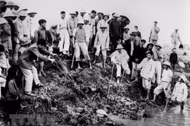 Chủ tịch Hồ Chí Minh đến thăm và tham gia tát nước chống hạn cùng nông dân xã Đại Thanh, Hà Đông (nay là Hà Nội), ngày 12/1/1958. (Ảnh: Tư liệu/TTXVN) 