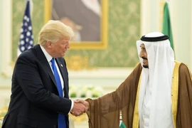 Trong ảnh (tư liệu): Tổng thống Mỹ Donald Trump (trái) và Quốc vương Saudi Arabia Salman bin Abdulaziz Al Saud (phải) tại cuộc gặp ở Riyadh ngày 20/5/2017. (Nguồn: AFP/TTXVN)