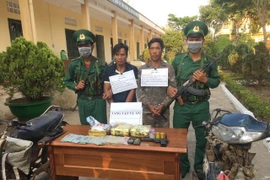 Hai đối tượng Thao Póc và Thao Say (cùng trú thôn Đăk Mế, xã Bờ Y, huyện Ngọc Hồi, tỉnh Kon Tum) bị bắt vào ngày 26/3 khi đang vận chuyển 3kg ma túy đá. (Ảnh: Cao Nguyên/TTXVN)