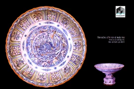 Mâm bồng gốm men nhiều màu. (Ảnh: Văn Đức/TTXVN)