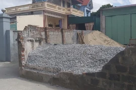 Hiện trường vụ tường đổ khiến nữ sinh lớp 6 tử vong. (Nguồn: laodong.vn)