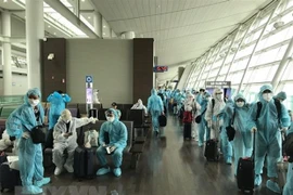 Công dân Việt Nam chờ lên máy bay trở về nước. (Nguồn: TTXVN)