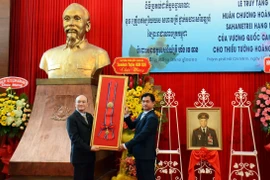 Ông Sok Dareth, Tổng lãnh sự Campuchia tại Thành phố Hồ Chí Minh (phải) trao Huân chương Hoàng gia Sahametrei hạng Nhất của Vương quốc Campuchia cho đại diện gia đình cố Thiếu tướng Hoàng Thế Thiện. (Ảnh: Xuân Khu/TTXVN) 
